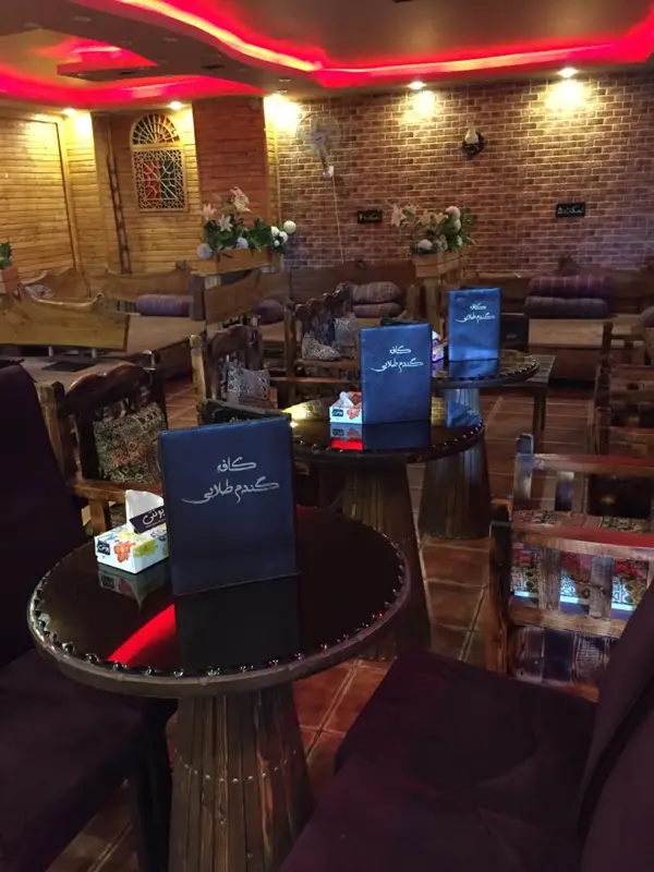 نمای داخلی کافه گندم طلایی، با دکوراسیون گرم و مدرن، شناخته شده به عنوان بهترین کافه اسلامشهر