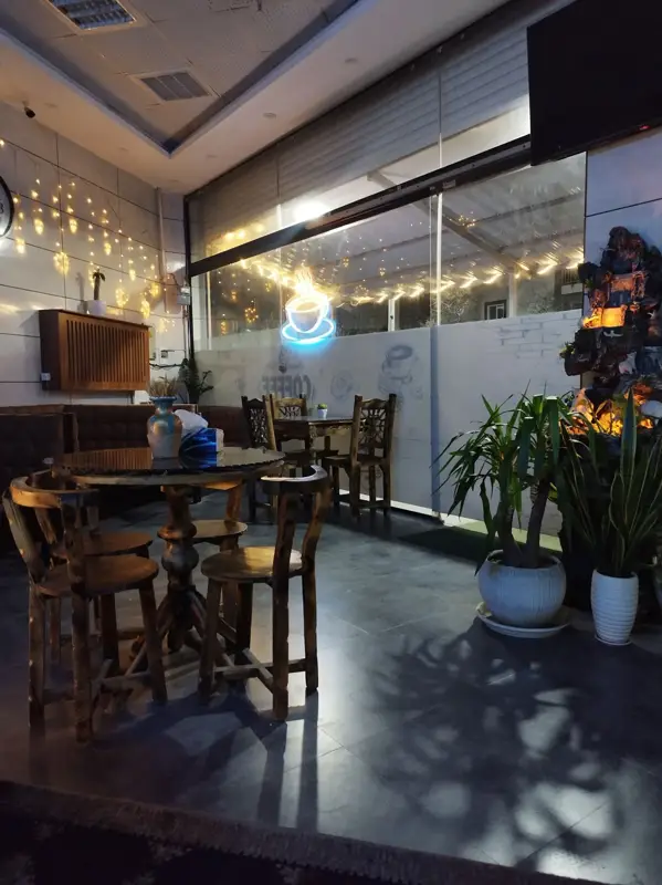 بهترین کافه اسلامشهر، کافه سنتی خورشید با دکوراسیون اصیل