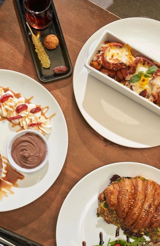 کافه طهرون صرفاً محلی برای صرف نوشیدنی نیست؛ بلکه یک تجربه کامل فرهنگی و اجتماعی در قلب اسلامشهر است.